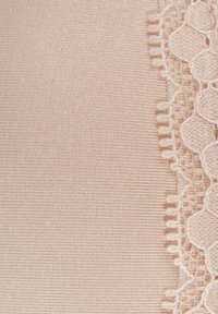 Spitzenbesatz auf weichem rosa Stoff. Die Textur ist glatt mit einem feinen Glanz und weist filigrane Spitzendetails entlang des Randes auf.