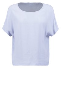 Maglietta azzurra chiara a maniche corte con scollatura ampia, realizzata in tessuto morbido. Presenta una vestibilità rilassata e un design minimalista.