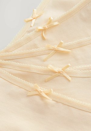 Tissu pêche doux avec une délicate bordure en dentelle, orné de petits nœuds en satin à intervalles réguliers. Texture lisse et design d'encolure arrondie.