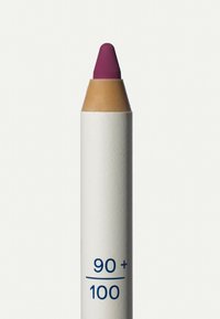 Huulikynä, jossa on kapea, mattapintainen violetti kärki ja beige kuori. Kuoren pinnassa on sinisellä tekstillä merkinnät "90+" ja "100".