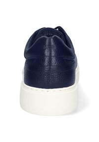 Sneaker in pelle blu navy con finitura testurizzata, punta tonda e suola in gomma bianca. Presenta un sottile logo del marchio sul tallone e un design con lacci.
