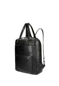 Zaino in pelle nera con doppie maniglie superiori, cinturino regolabile singolo, tasca frontale e texture liscia. Chiusura con zip sulla parte superiore.