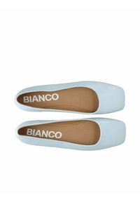 Bailarinas de color azul claro con puntera cuadrada, parte superior de sintético liso y plantilla marrón con el nombre de la marca "BIANCO" en texto blanco.