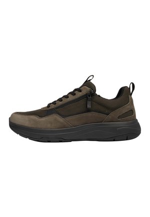Donkerbruine casual sneaker voor heren met veters aan de voorkant, zijrits, meshpanelen en een dikke zwarte zool op een witte achtergrond.