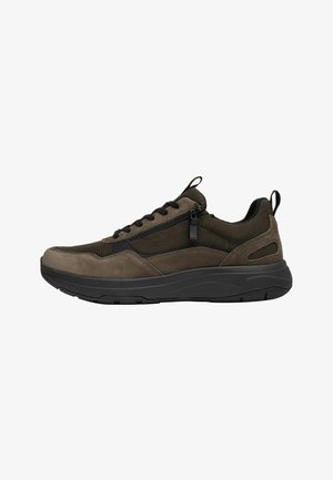 Donkerbruine casual sneaker voor heren met veters aan de voorkant, zijrits, meshpanelen en een dikke zwarte zool op een witte achtergrond.