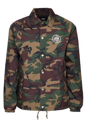 Chaqueta coach con estampado de camuflaje, botones a presión, puños elásticos, dobladillo con cordón ajustable y logo de Vans en el pecho izquierdo.
