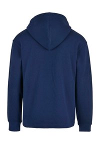 Mørkeblå hettegenser med strukturert stoff, lange ermer og hette. Har ribbestrikkede mansjetter og buet kant. Enkel design uten mønstre.