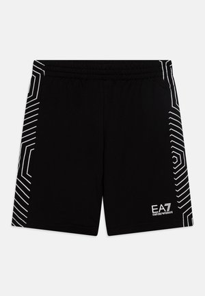Czarne sportowe spodenki z białymi geometrycznymi wzorami linii po bokach oraz logo EA7 Emporio Armani na dolnej części prawej nogawki.