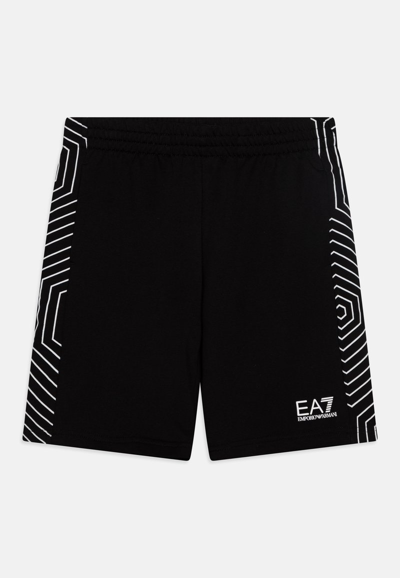 Shorts de sport noirs avec des motifs géométriques blancs sur les côtés et le logo EA7 Emporio Armani sur la jambe inférieure droite.