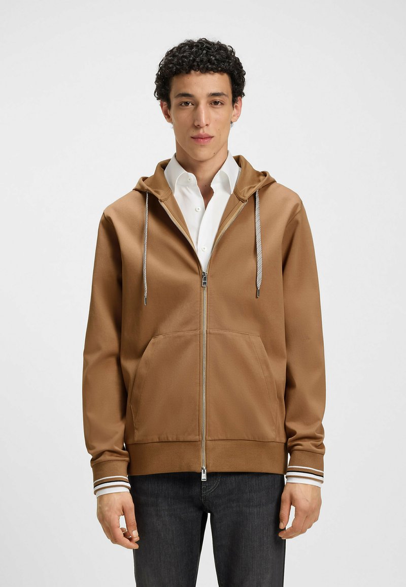 Bruine rits hoodie van gladde stof, met een trekkoordkap, twee voorzakken en gestreepte manchetten in een relaxte pasvorm.