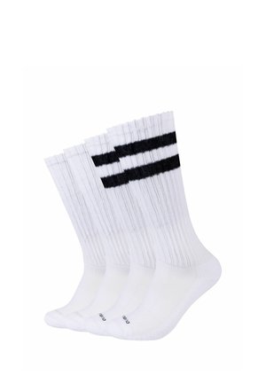 Vier witte sportsokken met geribbelde textuur en twee zwarte horizontale strepen vlak bij de bovenkant, naast elkaar gelegd.