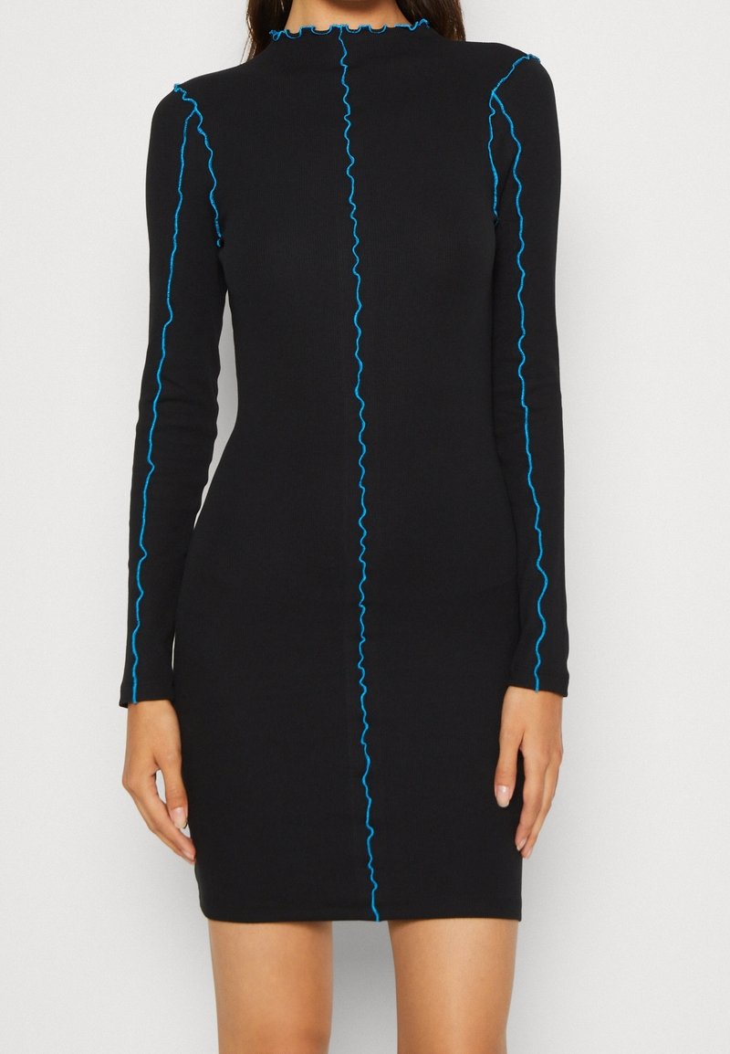 Robe mini ajustée noire à manches longues avec des détails de coutures ondulées bleu vif au centre, sur les manches et au col montant.