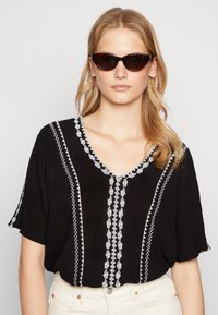 VILA VIMICHELLE V-NECK 2/4 SLEEVE TOP - T-shirt con stampa - blackbirch