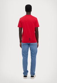 EA7 Emporio Armani TRAIN CORE TEE - T-shirts - salsa
