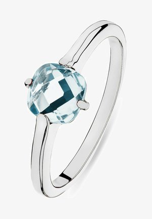Silberring mit einem facettierten, hellblauen Edelstein in ovaler Form, gesetzt auf einem glatten Band mit minimalistischem Design und zwei Prong-Akzenten.