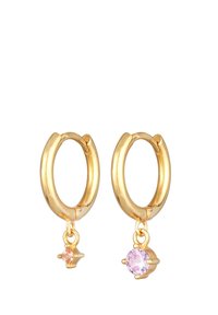 Pendientes de aro de oro con un acabado suave, que presentan dos charms colgantes: una estrella rosa y una gema redonda morada.