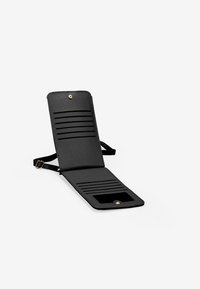 Billetera de cuero negro con superficie texturizada, que cuenta con múltiples ranuras para tarjetas, una ventana transparente para identificación y un cierre a presión seguro.
