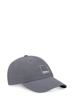 Cappellino grigio realizzato in tessuto leggero con visiera curva, caratterizzato da un piccolo logo bianco sulla parte anteriore e occhielli di ventilazione sulla parte superiore.