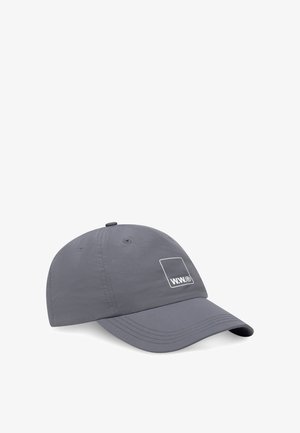 Szara czapka z lekkiego materiału z zakrzywionym daszkiem, z małym białym logo z przodu oraz otworami wentylacyjnymi na górze.