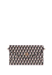 Geometriskt mönstrad clutch i mörka nyanser med en glansig yta. Har en lås i guldton och vikdesign. Detaljer inkluderar en texturerad yta.