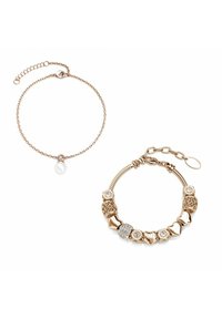 Bracciali in tono oro: uno con un pendente a perla singola su una catena e l'altro con perle testurizzate e accenti di cristallo.