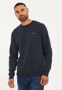 Marineblaue Sweatshirt aus einem Baumwollmix mit Rundhalsausschnitt, gerippten Bündchen und Saum, versehen mit einem kleinen goldenen Logo auf der Brust.