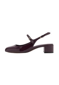 Burgundy nahka slingback -kengät, joissa on neliön muotoinen kärki, lyhyt täysikorkea korko ja säädettävä nilkkaremmi. Liukas pinta ja kiiltävä viimeistely.