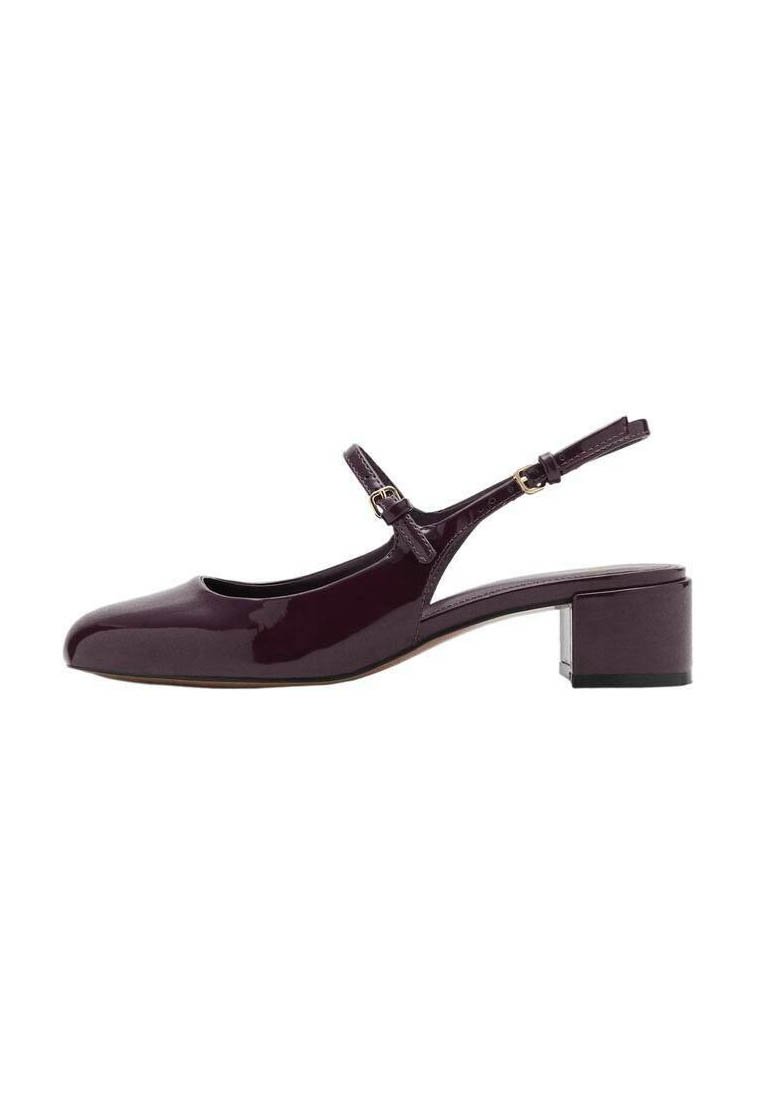 Burgundy nahka slingback -kengät, joissa on neliön muotoinen kärki, lyhyt täysikorkea korko ja säädettävä nilkkaremmi. Liukas pinta ja kiiltävä viimeistely.