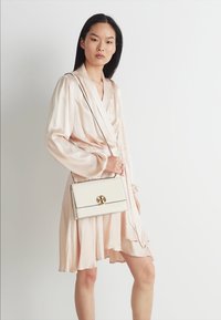 Tory Burch MILLER SHOULDER BAG - Olkalaukku - light cream