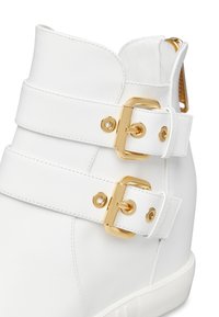 Weiße Knöchelstiefel aus glattem Leder, ausgestattet mit zwei goldenen Schnallen und Riemen. Das Design umfasst eine strukturierte Sohle und einen hohen Kragen.