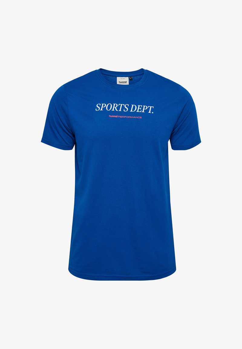 Blå bomulls t-shirt med rund hals, kort ärm och texten "SPORTS DEPT." framtill med "hummel PERFORMANCE" under i röd färg.