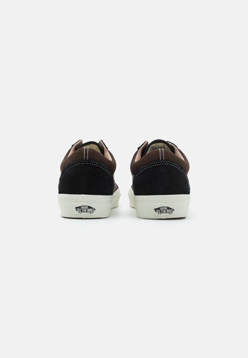 Schwarze und braune Wildledersneaker mit cremefarbenen Gummisohlen, kontrastierenden Nähten und charakteristischem Logo an der Ferse. Rückansicht.