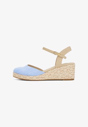 Sandaal met sleehak en espadrille, met lichtblauwe stoffen neus, beige enkelbandje met gouden gesp, en gevlochten juten plateauzool.