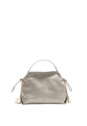 Sac à main en cuir beige clair avec une structure souple, une poignée supérieure et des accents de chaîne dorée sur la bandoulière sur fond blanc.