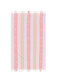 Manta textil en suave rosa, con rayas verticales en naranja y amarillo. Los bordes tienen flecos, y el nombre de la marca está impreso a lo largo de las rayas.