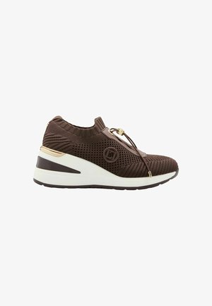Sneaker marrone in maglia con suola a zeppa bianca, colletto elasticizzato alla caviglia, dettaglio dorato e lacci decorativi su sfondo bianco semplice.