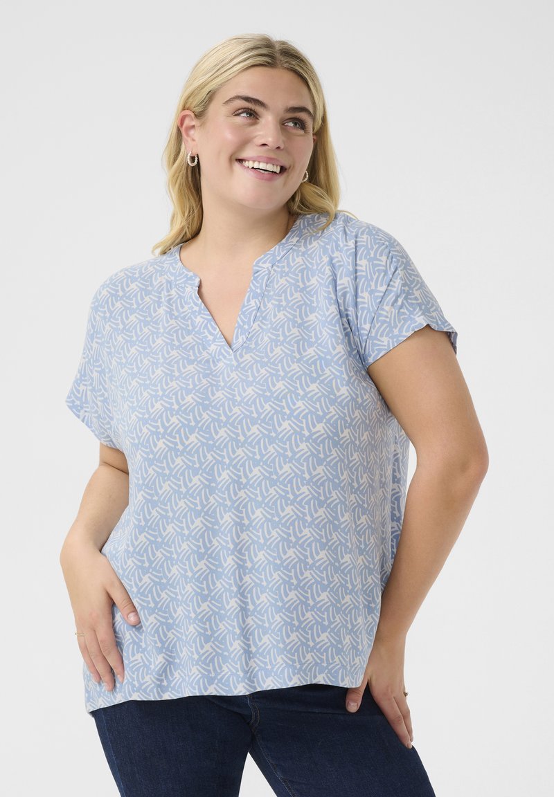 Top azzurro chiaro a maniche corte con scollo a V, caratterizzato da un motivo astratto bianco. Tessuto morbido con una vestibilità ampia e orlo dritto.