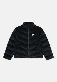 Juodas kordūro pufas su aukštu apykakle, priekiniais užtrauktukais ir zigzaginiais siūlais. Turėti mažą baltą Nike logotipą ant krūtinės.