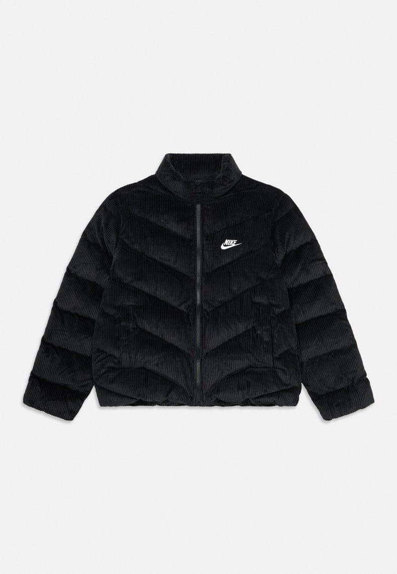Juodas kordūro pufas su aukštu apykakle, priekiniais užtrauktukais ir zigzaginiais siūlais. Turėti mažą baltą Nike logotipą ant krūtinės.