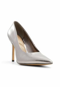 Pump argentato con tacco alto, punta affusolata, finitura metallica liscia e tacco a stiletto slanciato. L'interno presenta una soletta beige.