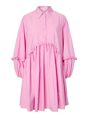 Robe longue à manches longues rose avec col, boutons à l'avant, taille froncée et détails en volants sur les manches et la taille.
