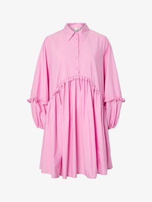 Rožinė ilga rankovė su apykakle, mygtukų užsegimu, susiraukšlėta juosmeniu ir raukiniais ant rankovių bei juosmens.