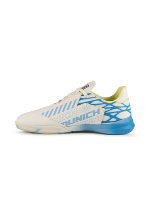 Scarpa sportiva bassa bianca e blu con lacci, tallone in mesh decorato e suola blu, con la parola "Munich" sul lato.