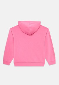 Sweatshirt com capuz cor-de-rosa brilhante, com mangas longas, punhos e bainha canelados, e texto "Superdry" impresso verticalmente na manga direita.