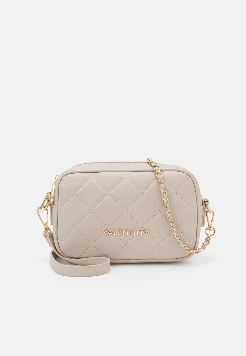 Béžová prošívaná kožená crossbody taška se zlaceným řetízkem. Má zipové zapínání a vyražené logo "VALENTINO" na přední straně.