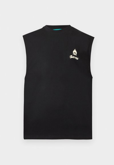 Μαύρο αμάνικο μπλουζάκι με μικρό λευκό σχέδιο κρανίου και φλόγας πάνω από το στυλιζαρισμένο κείμενο «Barricade» στο αριστερό στήθος.