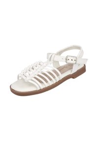 Sandalia blanca con diseño de tira trenzada, punta abierta, hebilla ajustable en el tobillo y suela marrón texturizada. Material superior sintético suave.