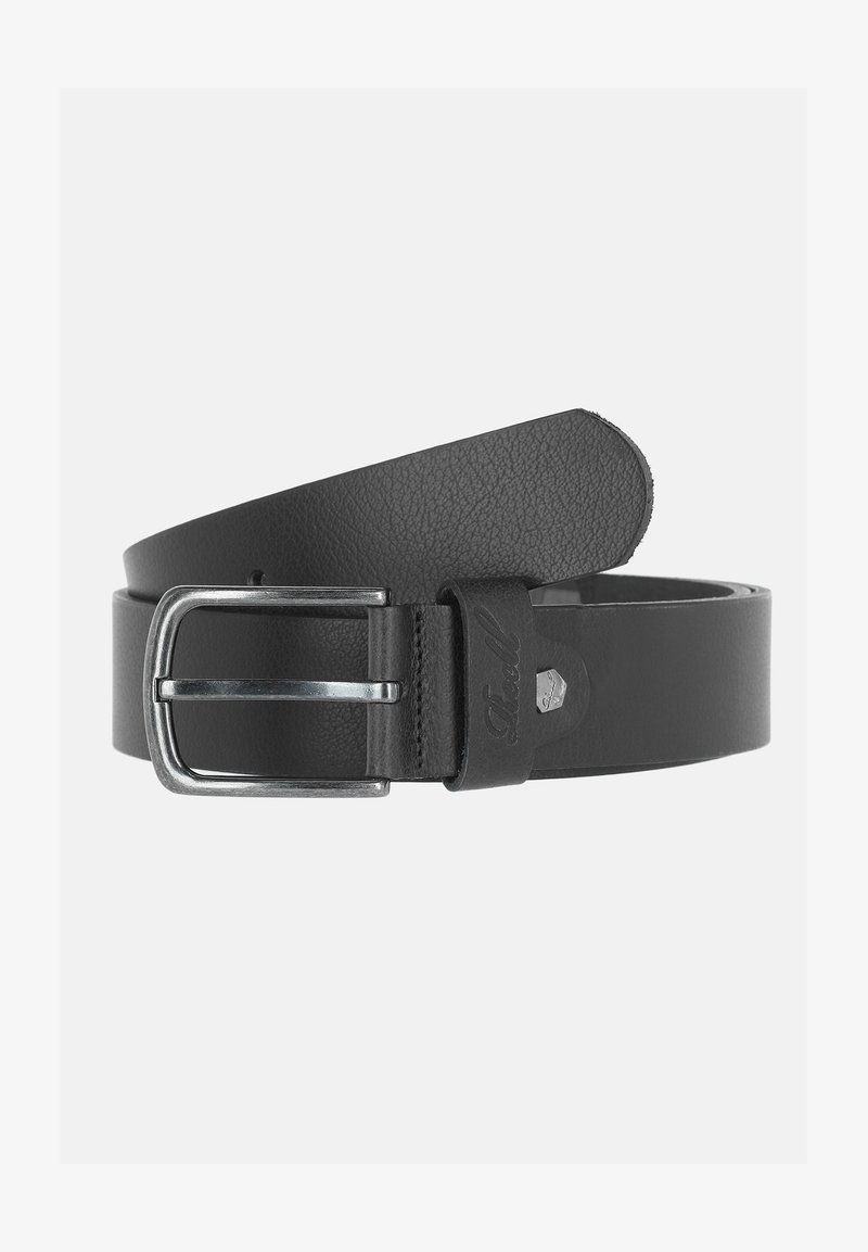 Cinturón de cuero negro con acabado texturizado, que presenta una hebilla de metal plateada brillante y un pequeño logo grabado en la correa de cuero.