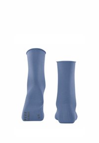 Jasnoniebieskie skarpetki dziewiarskie o gładkiej teksturze, do wysokości łydki, z prążkowanym mankietem. Zawierają napis wzdłuż podeszwy w celu identyfikacji marki.