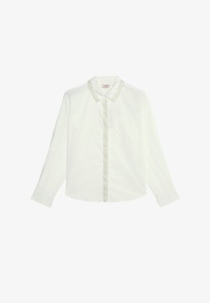 Weißes Langarmhemd mit Knopfleiste und Spitzenbesatz am Kragen sowie an der Knopfleiste, mit einer Brusttasche auf der linken Seite.